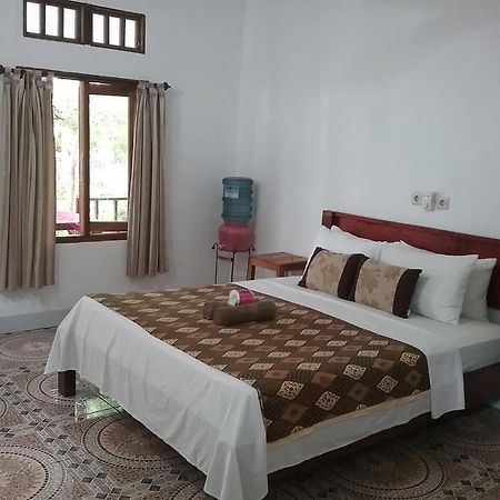 Putri Homestay Гили Мено Екстериор снимка
