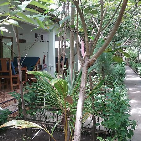Putri Homestay Гили Мено Екстериор снимка