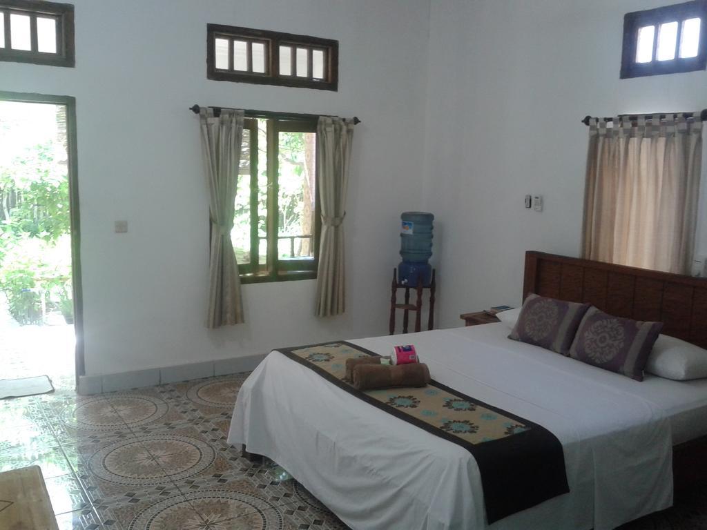 Putri Homestay Гили Мено Екстериор снимка