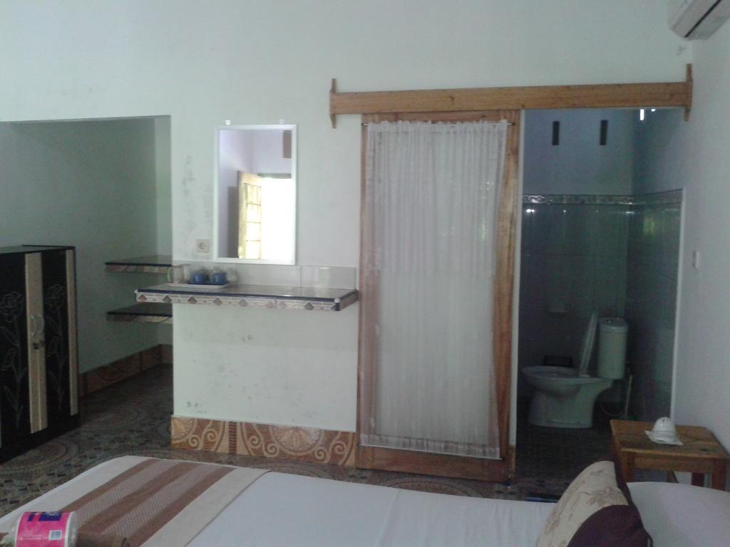 Putri Homestay Гили Мено Екстериор снимка