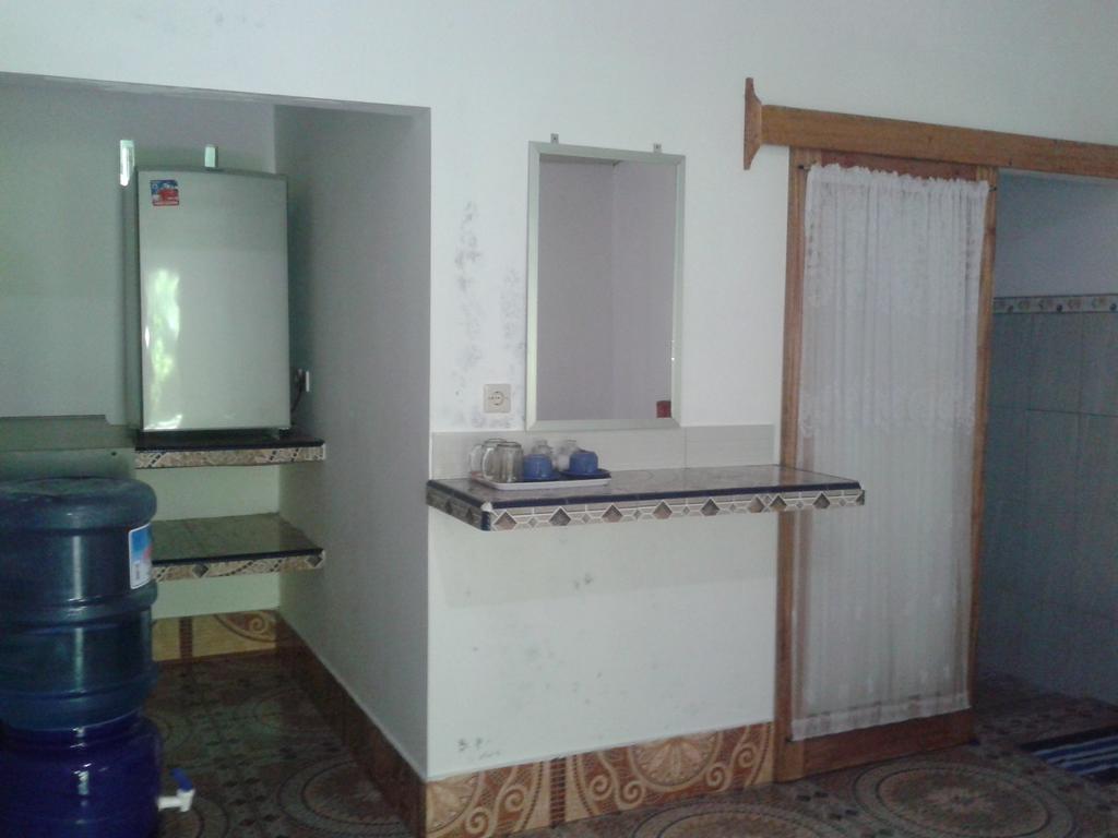 Putri Homestay Гили Мено Екстериор снимка