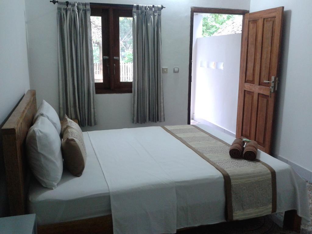 Putri Homestay Гили Мено Екстериор снимка