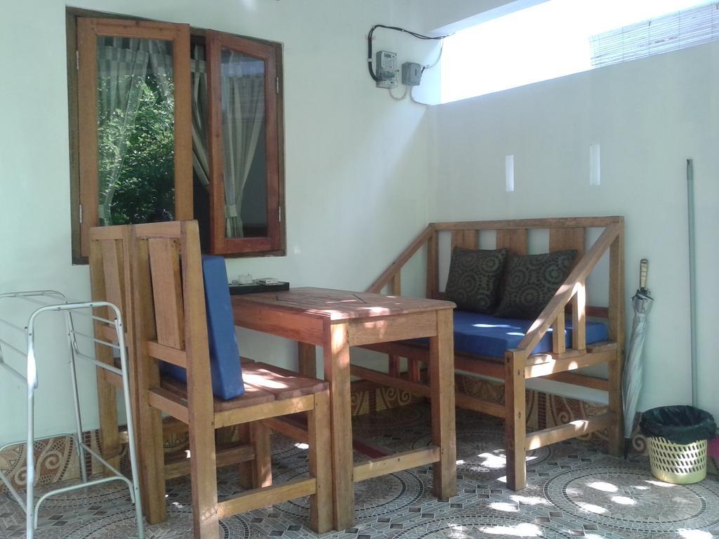 Putri Homestay Гили Мено Екстериор снимка