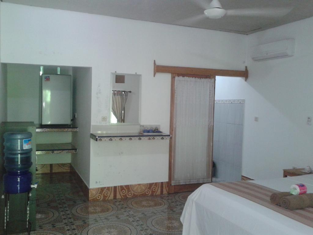 Putri Homestay Гили Мено Екстериор снимка