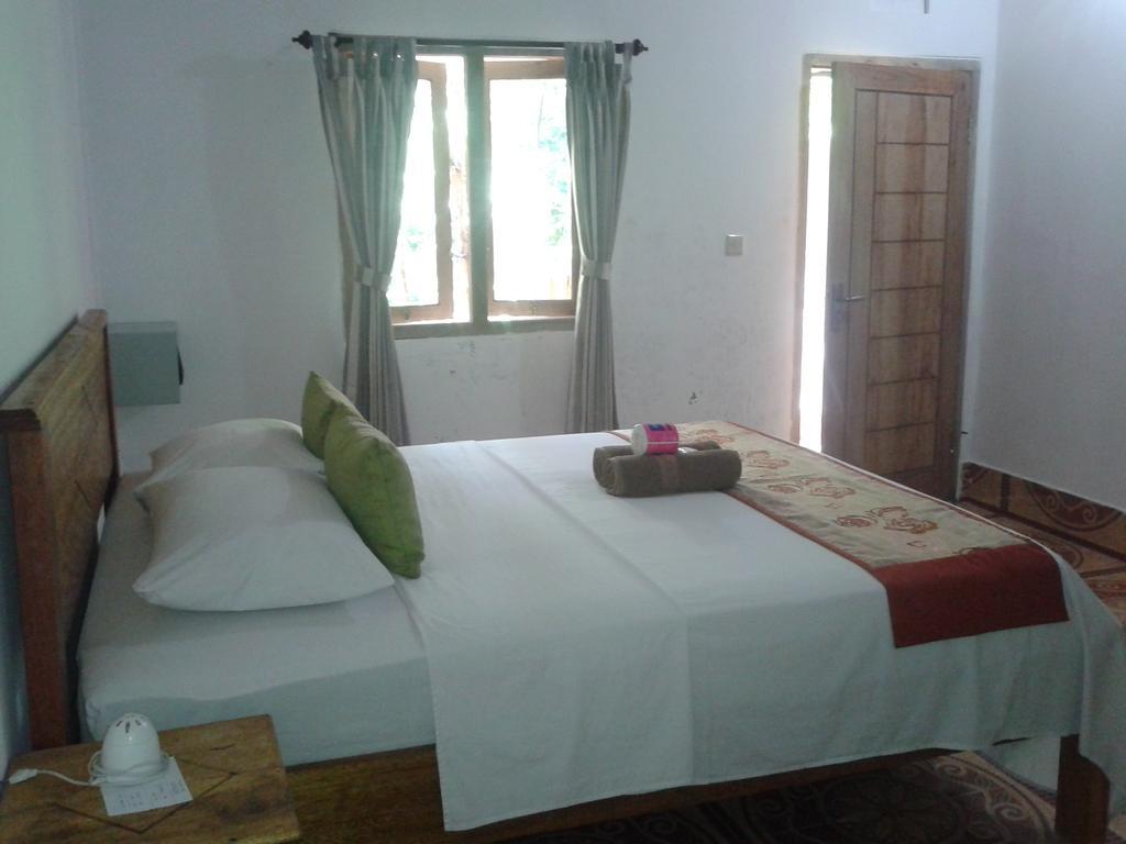 Putri Homestay Гили Мено Екстериор снимка