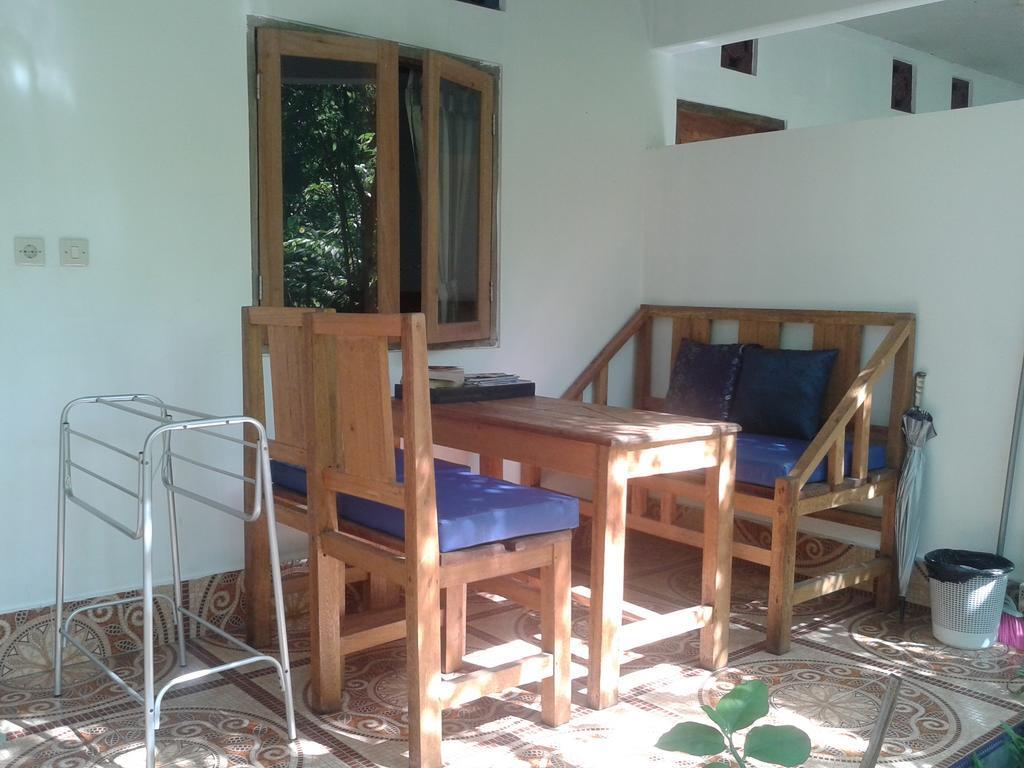 Putri Homestay Гили Мено Екстериор снимка
