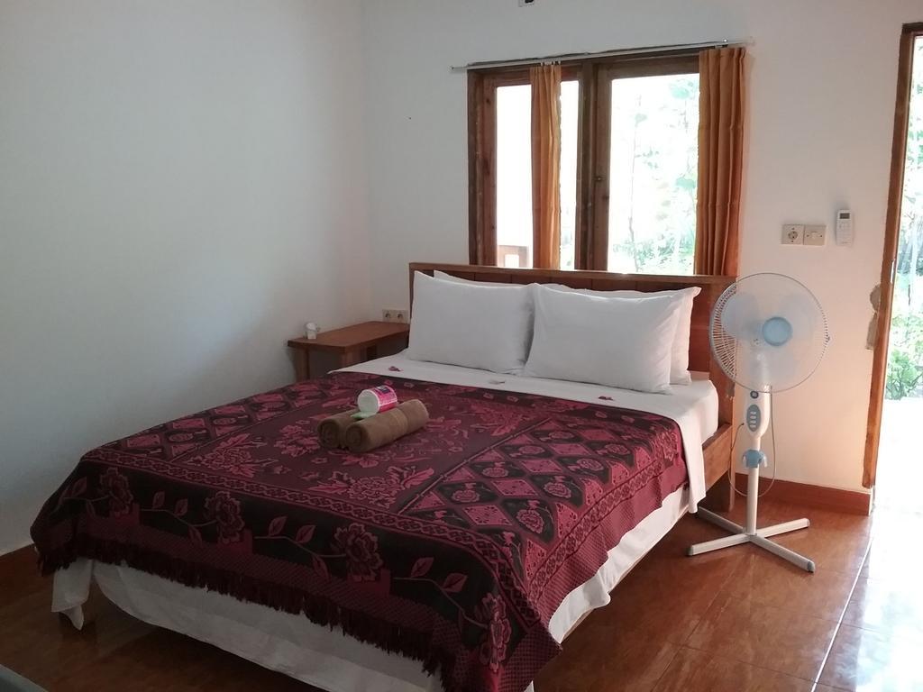 Putri Homestay Гили Мено Екстериор снимка