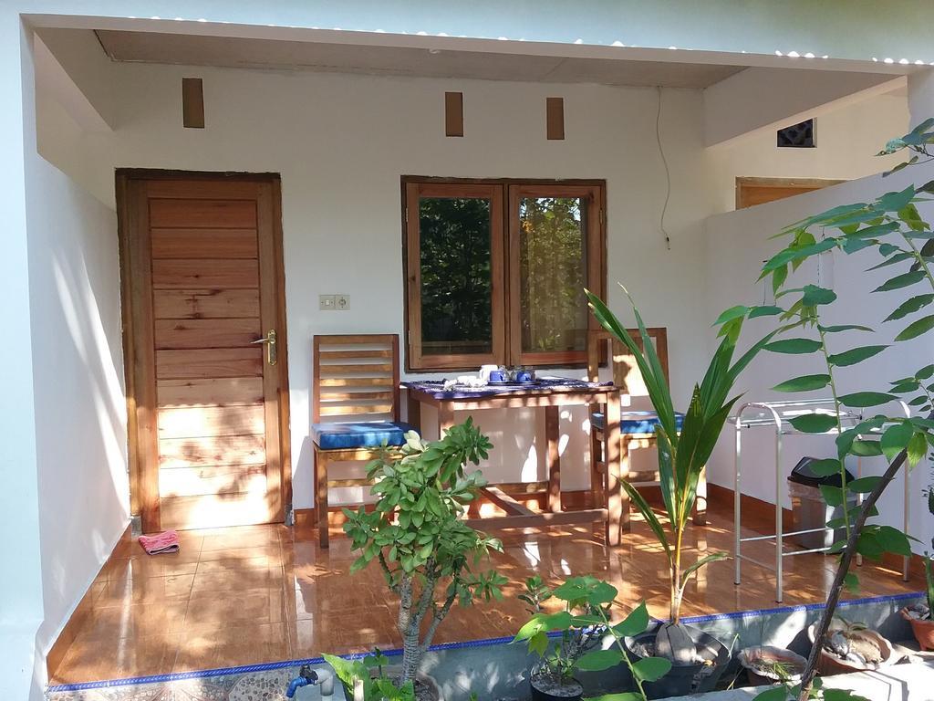 Putri Homestay Гили Мено Екстериор снимка