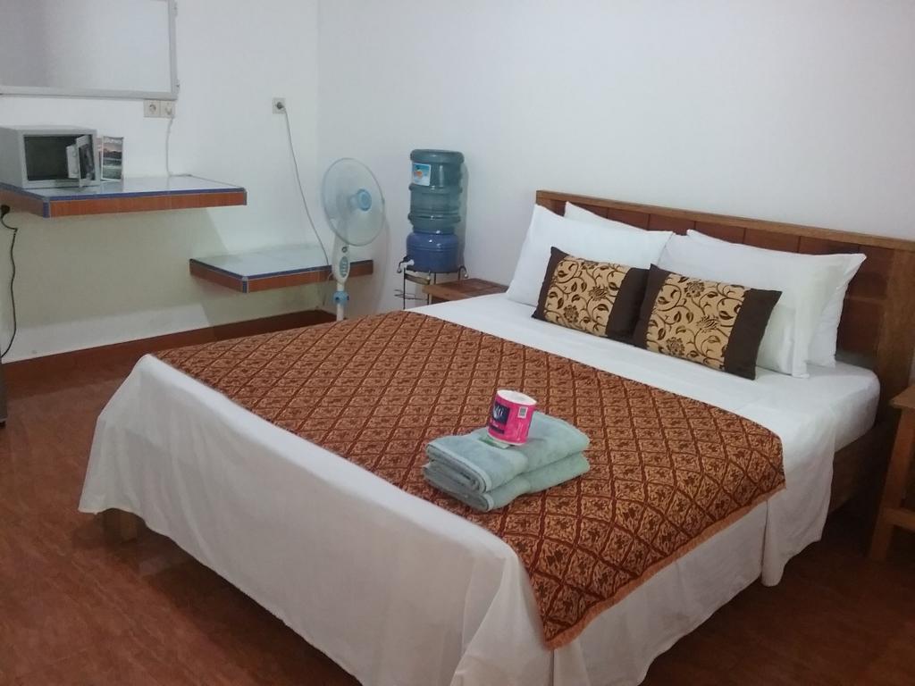Putri Homestay Гили Мено Екстериор снимка