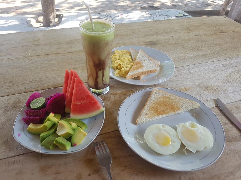 Putri Homestay Гили Мено Екстериор снимка