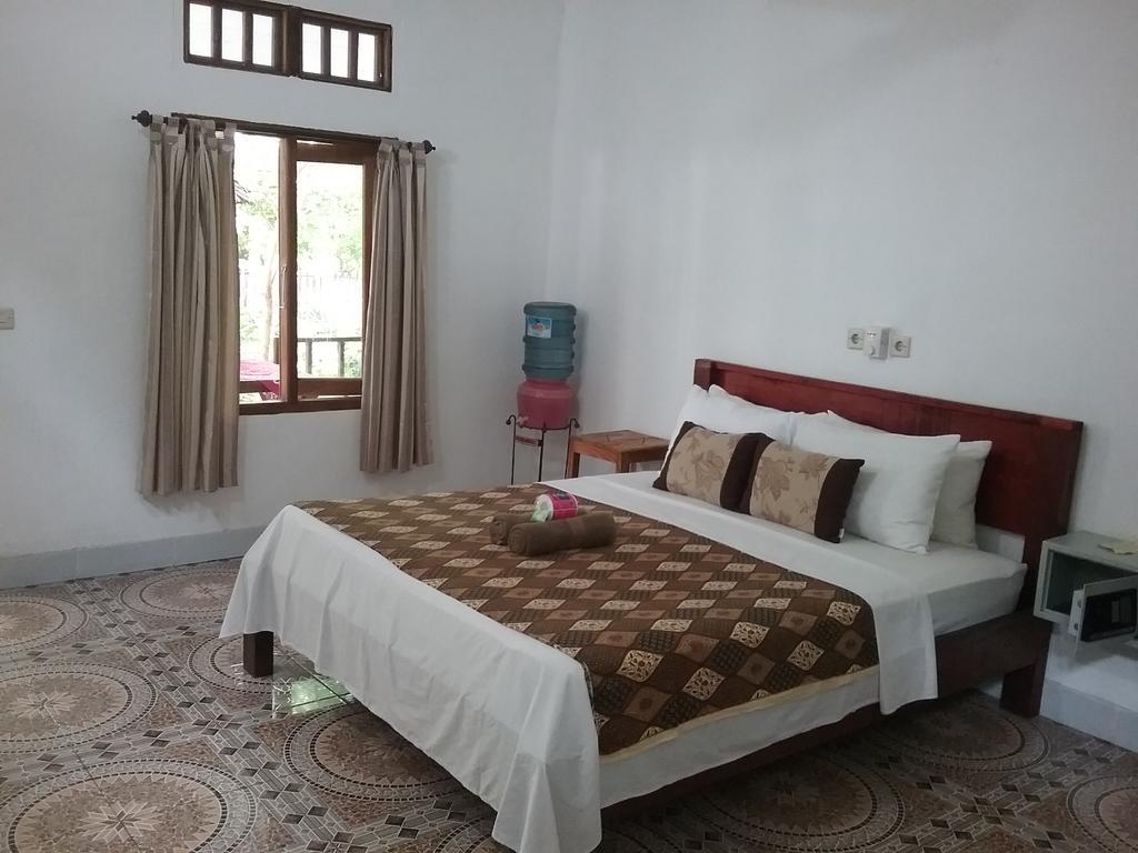 Putri Homestay Гили Мено Екстериор снимка
