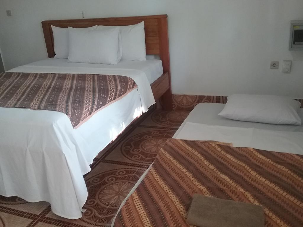 Putri Homestay Гили Мено Екстериор снимка