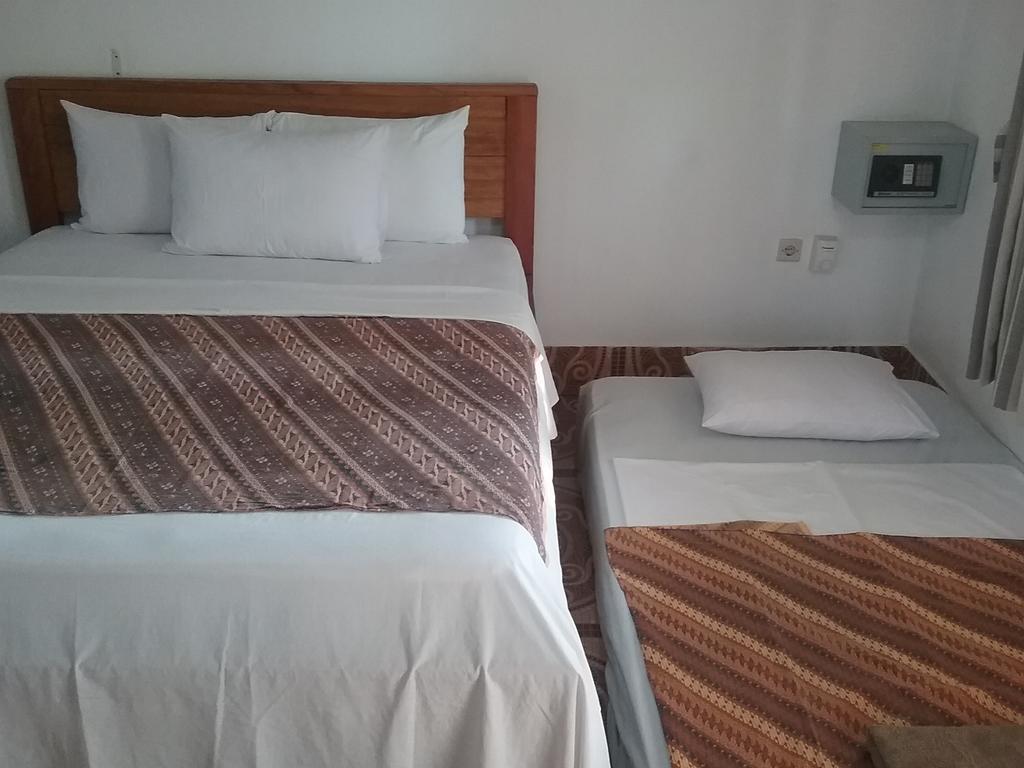 Putri Homestay Гили Мено Екстериор снимка