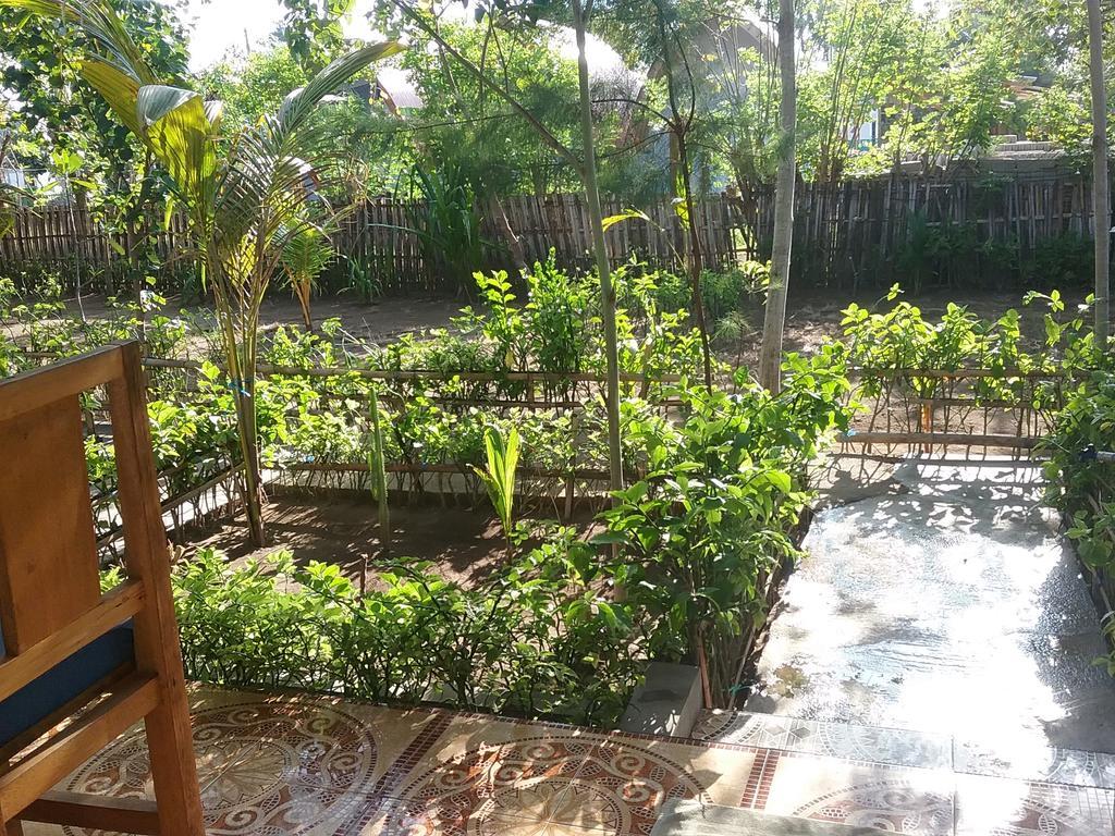 Putri Homestay Гили Мено Екстериор снимка