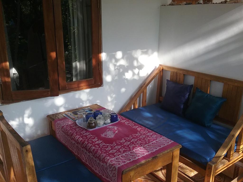 Putri Homestay Гили Мено Екстериор снимка