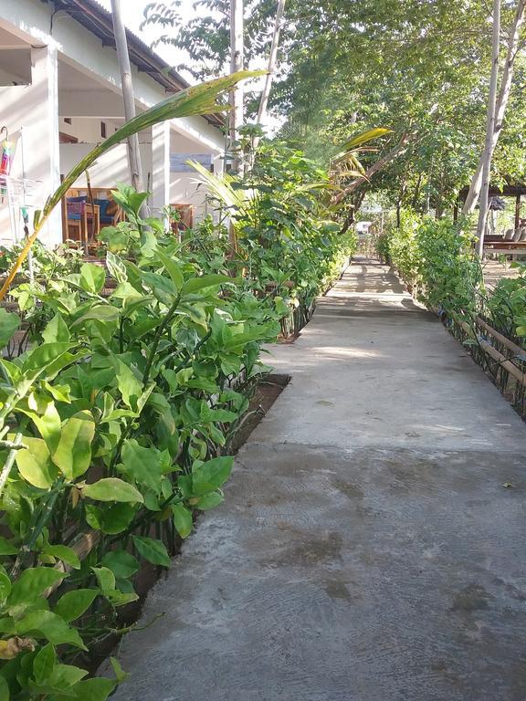 Putri Homestay Гили Мено Екстериор снимка