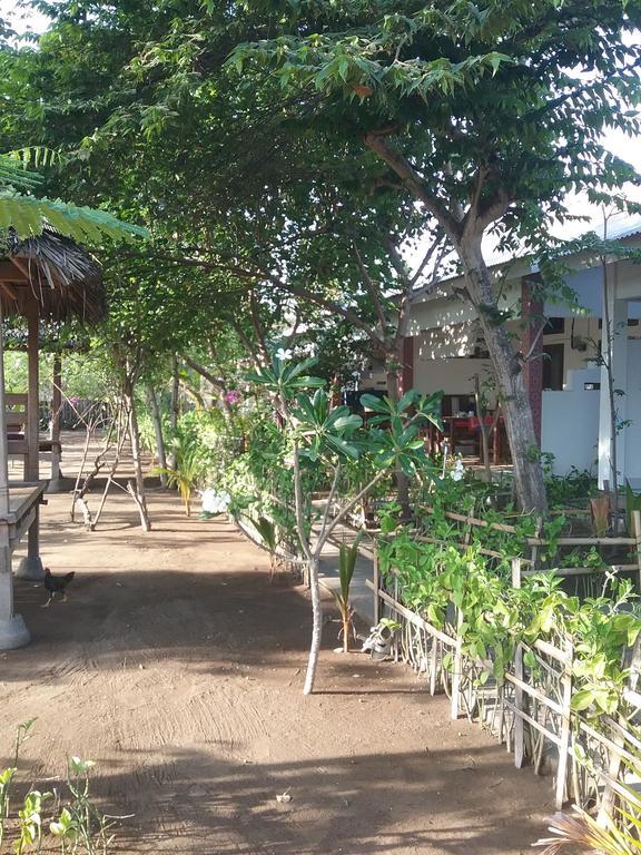 Putri Homestay Гили Мено Екстериор снимка