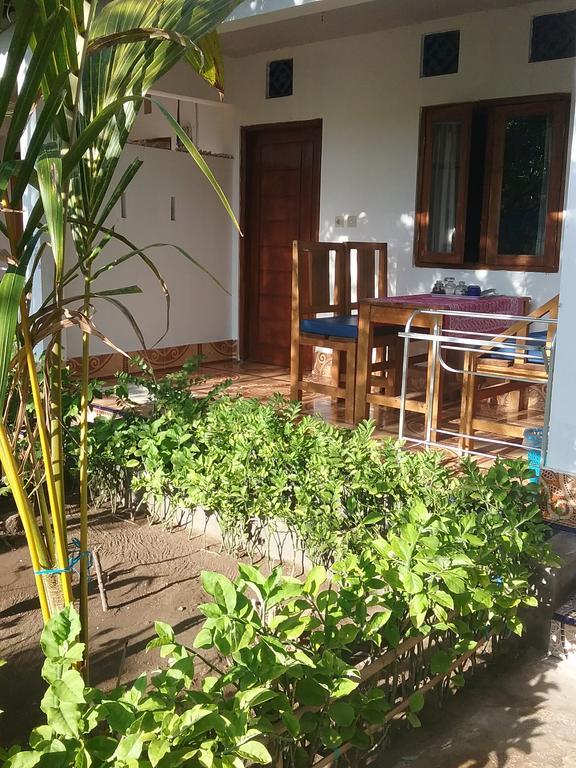 Putri Homestay Гили Мено Екстериор снимка