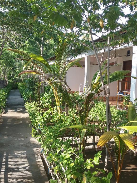 Putri Homestay Гили Мено Екстериор снимка