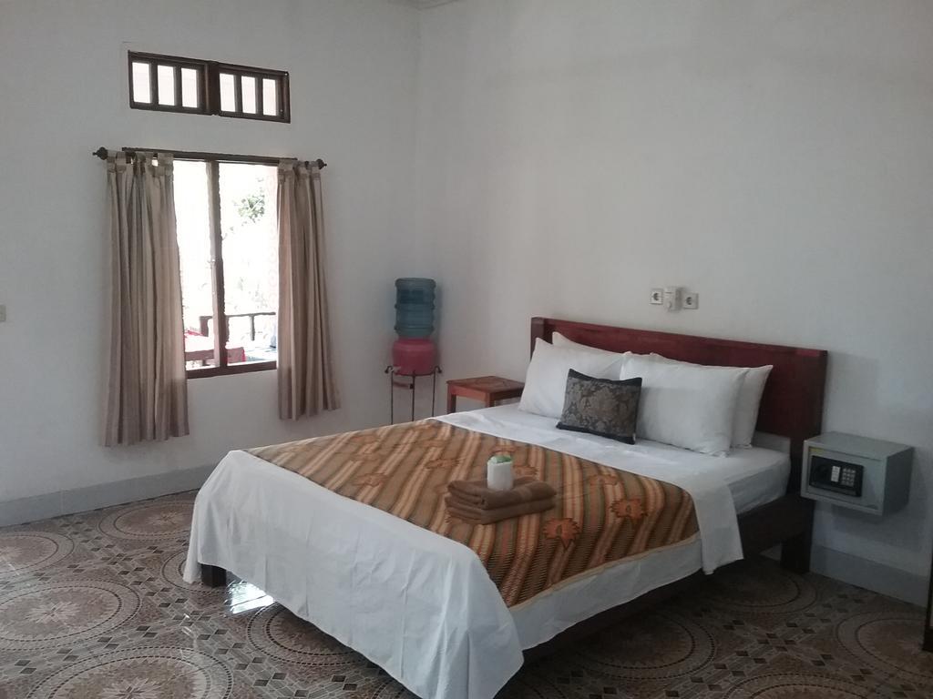 Putri Homestay Гили Мено Екстериор снимка