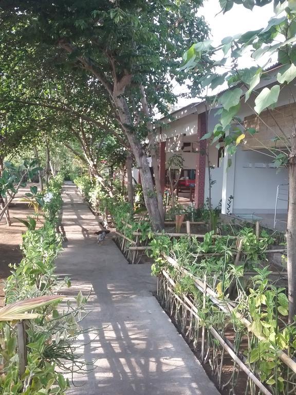 Putri Homestay Гили Мено Екстериор снимка