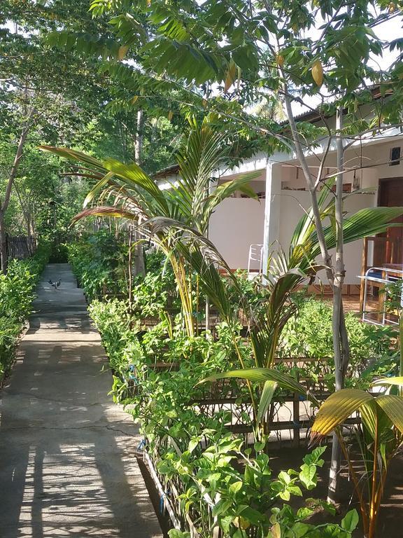 Putri Homestay Гили Мено Екстериор снимка