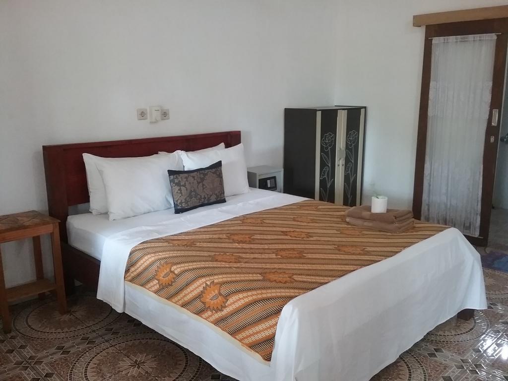 Putri Homestay Гили Мено Екстериор снимка