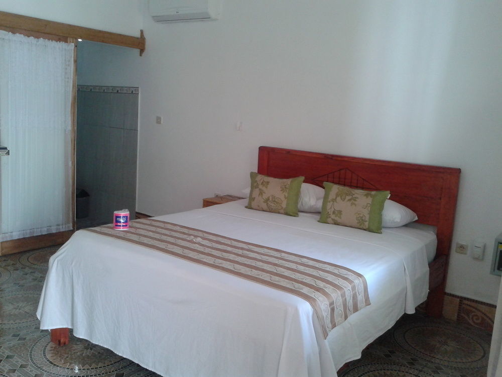 Putri Homestay Гили Мено Екстериор снимка