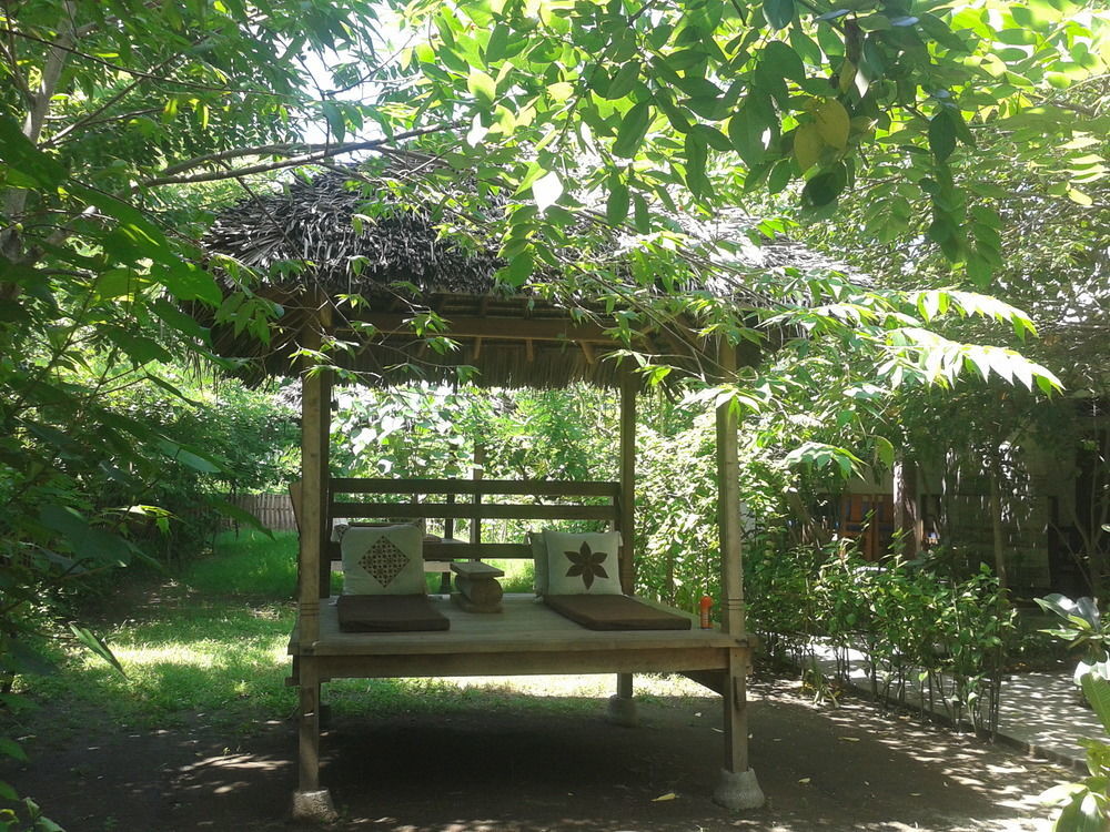 Putri Homestay Гили Мено Екстериор снимка