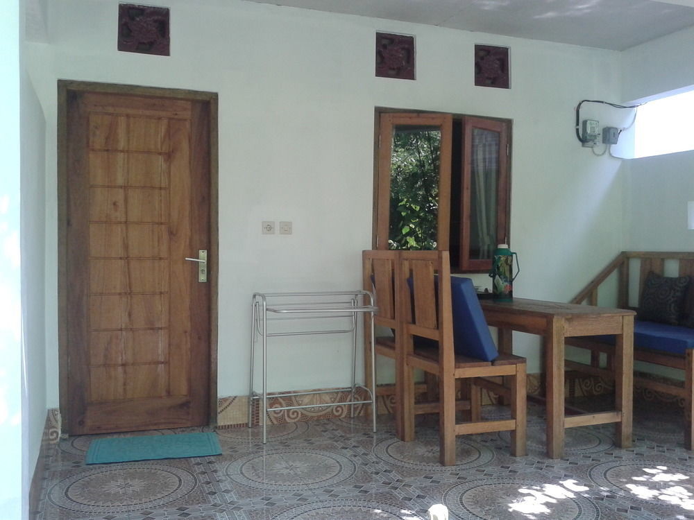 Putri Homestay Гили Мено Екстериор снимка